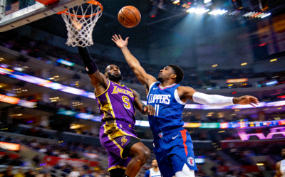 NBA篮球比赛激烈对抗画面